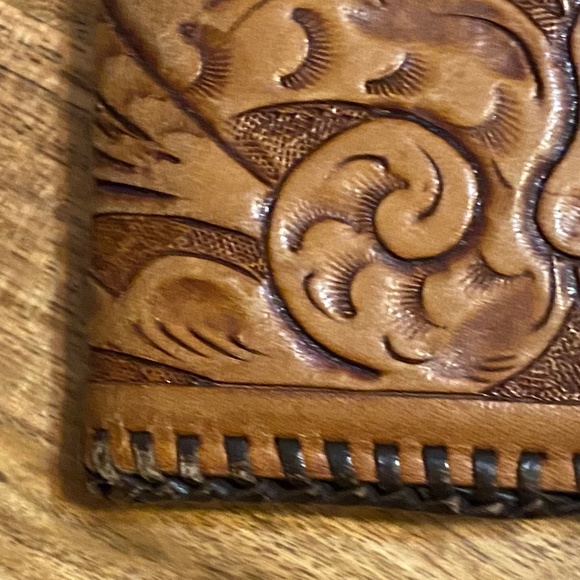 Vintage hand tooled leather unisex bifold - Picture 11 of 13